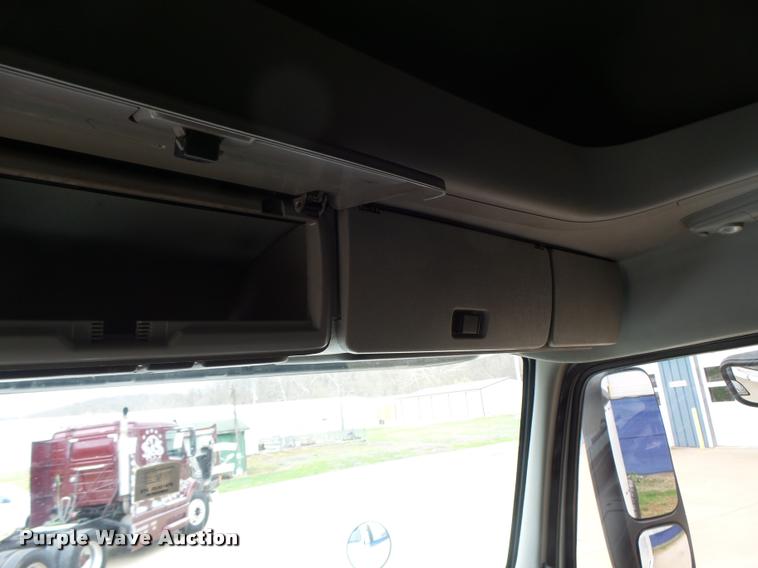 image for item DB1303 2006 Volvo VNL semi truck