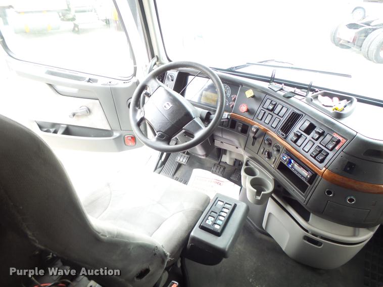 image for item DB1303 2006 Volvo VNL semi truck