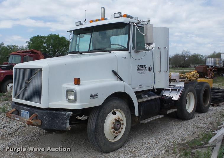 image for item F1858 1998 Volvo WG semi truck