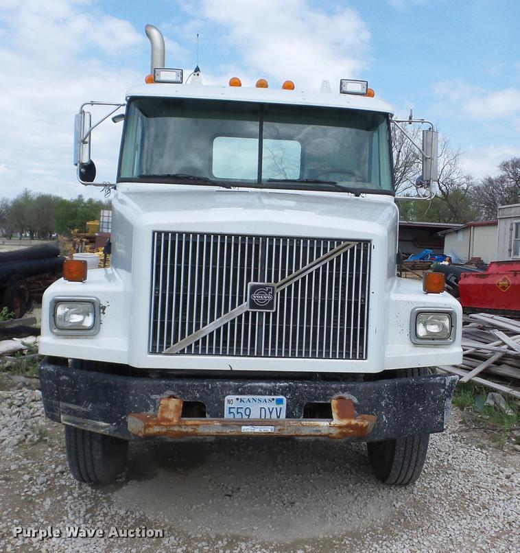 image for item F1858 1998 Volvo WG semi truck