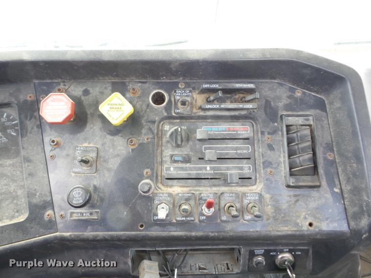 image for item F1858 1998 Volvo WG semi truck