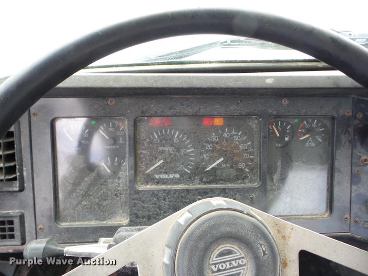 image for item F1858 1998 Volvo WG semi truck