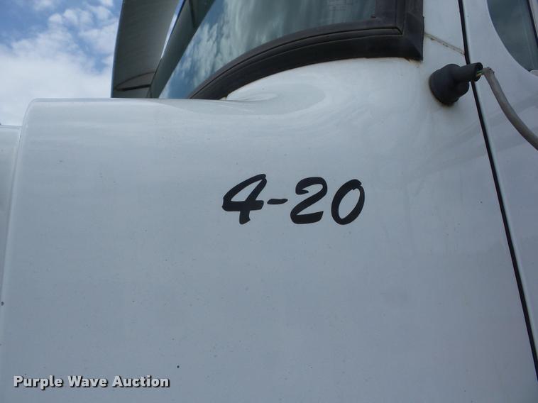 image for item F1858 1998 Volvo WG semi truck