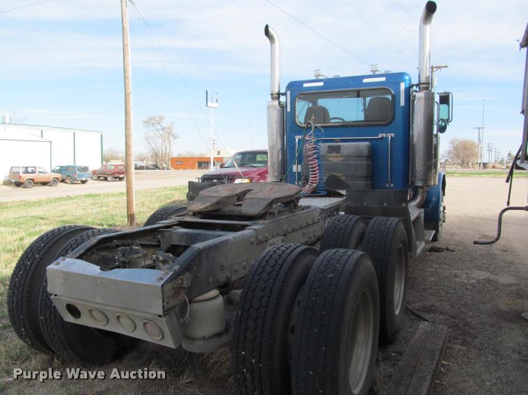 image for item J2561 2003 Peterbilt 379 semi truck