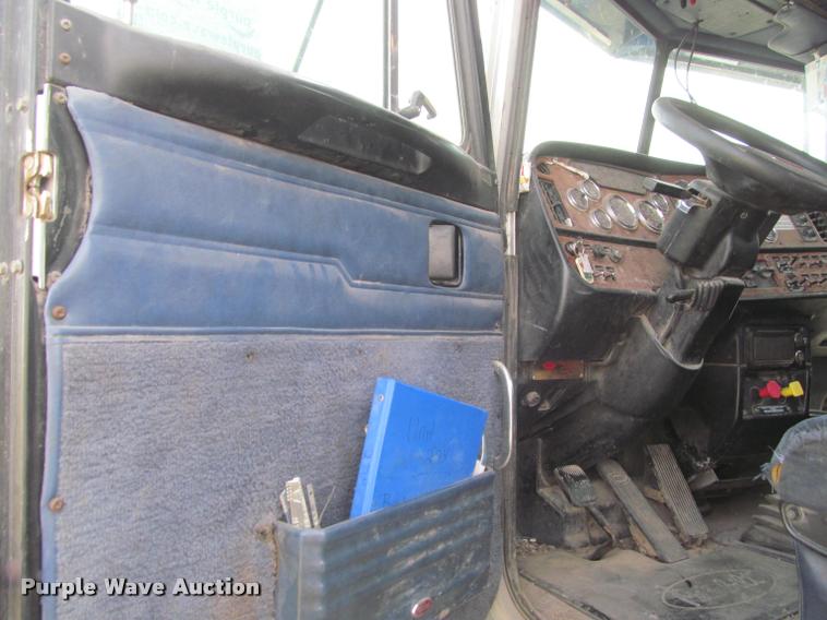 image for item J2561 2003 Peterbilt 379 semi truck