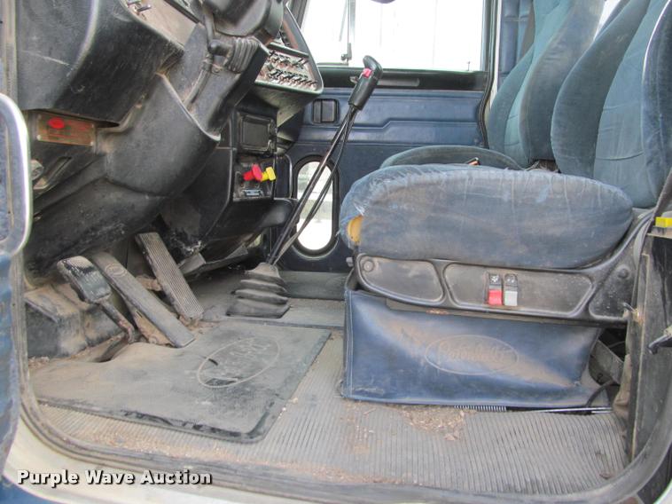 image for item J2561 2003 Peterbilt 379 semi truck