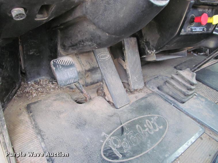 image for item J2561 2003 Peterbilt 379 semi truck