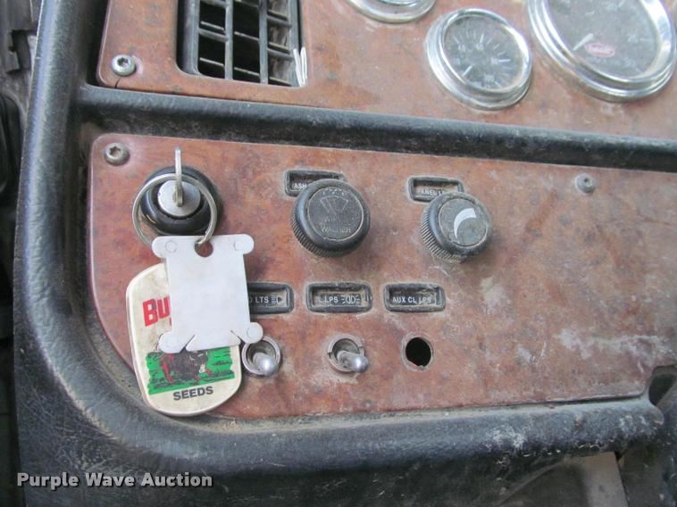 image for item J2561 2003 Peterbilt 379 semi truck