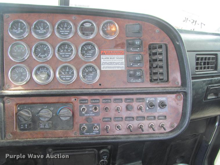 image for item J2561 2003 Peterbilt 379 semi truck