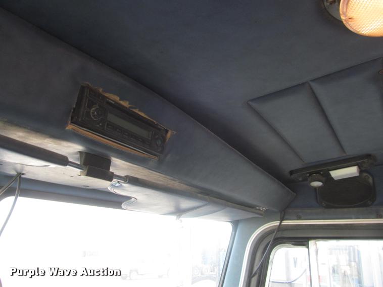 image for item J2561 2003 Peterbilt 379 semi truck