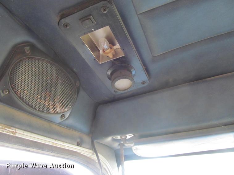 image for item J2561 2003 Peterbilt 379 semi truck