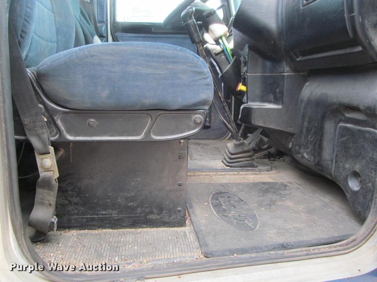 image for item J2561 2003 Peterbilt 379 semi truck