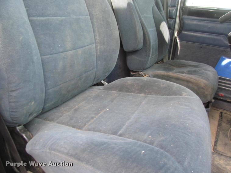 image for item J2561 2003 Peterbilt 379 semi truck