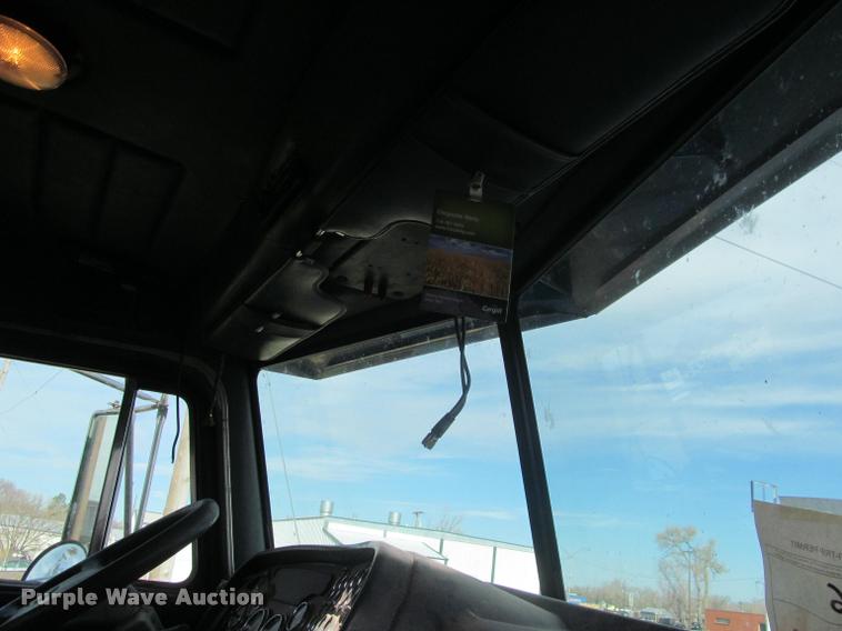 image for item J2561 2003 Peterbilt 379 semi truck