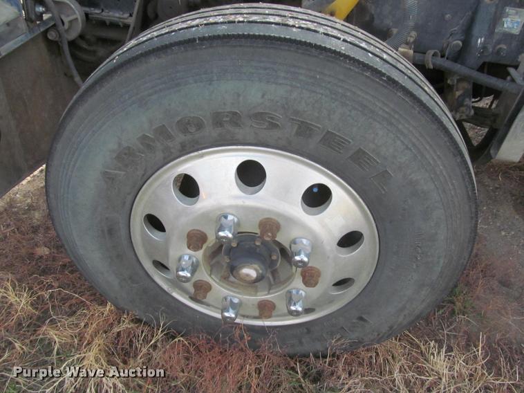 image for item J2561 2003 Peterbilt 379 semi truck