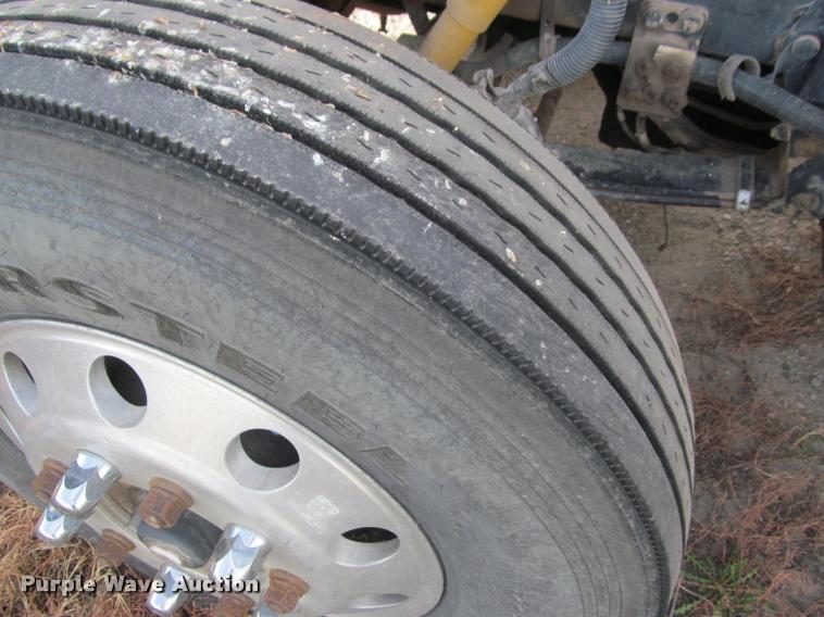 image for item J2561 2003 Peterbilt 379 semi truck