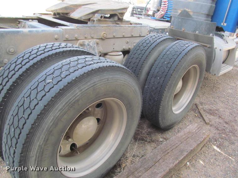 image for item J2561 2003 Peterbilt 379 semi truck