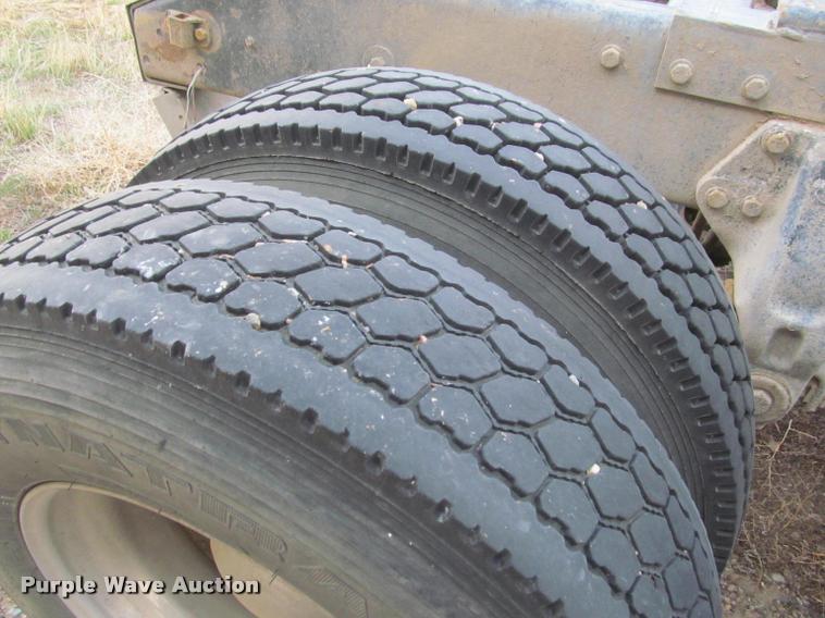 image for item J2561 2003 Peterbilt 379 semi truck