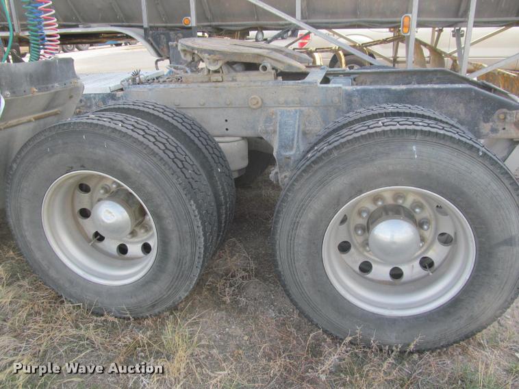 image for item J2561 2003 Peterbilt 379 semi truck