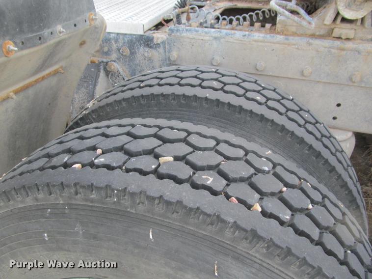 image for item J2561 2003 Peterbilt 379 semi truck