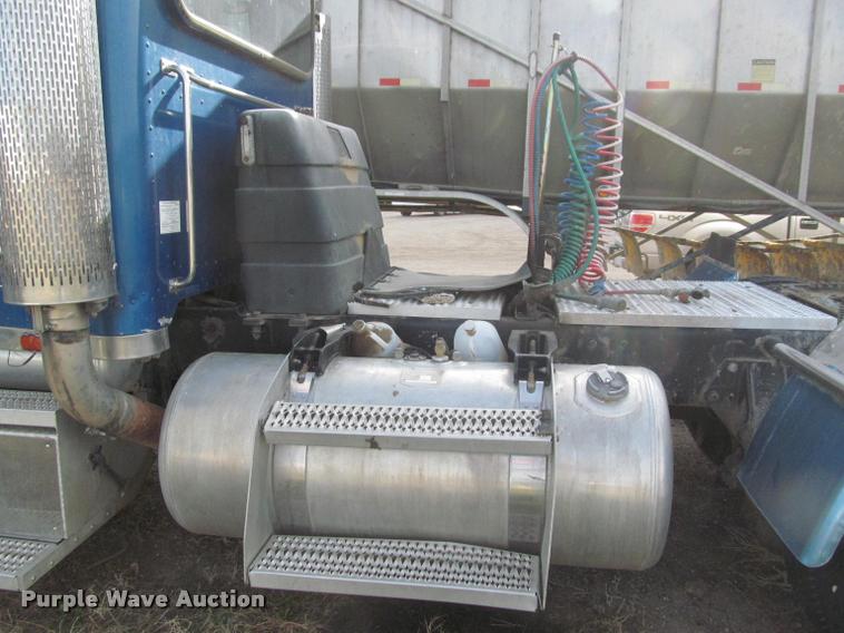 image for item J2561 2003 Peterbilt 379 semi truck