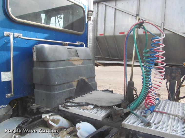 image for item J2561 2003 Peterbilt 379 semi truck