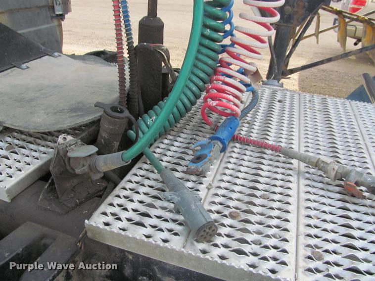 image for item J2561 2003 Peterbilt 379 semi truck