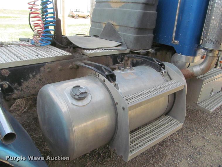 image for item J2561 2003 Peterbilt 379 semi truck