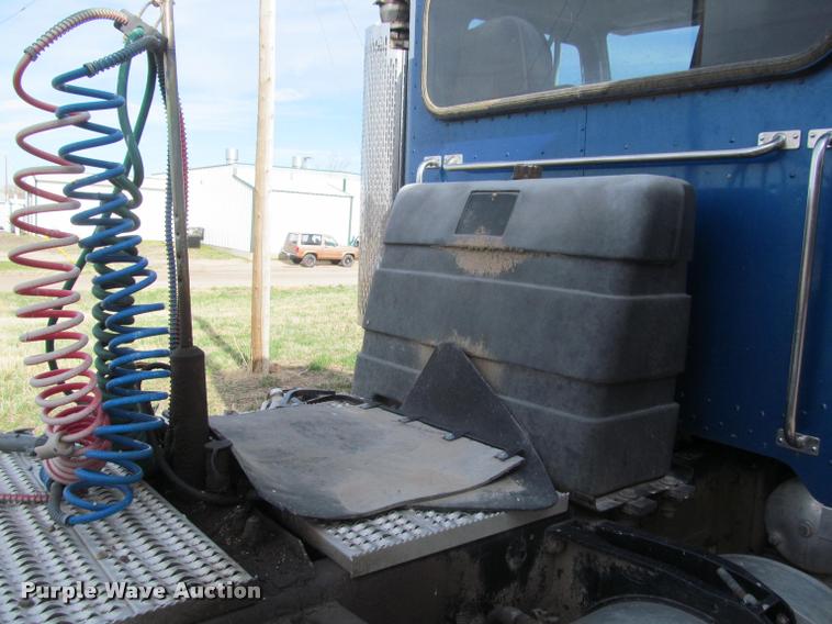 image for item J2561 2003 Peterbilt 379 semi truck