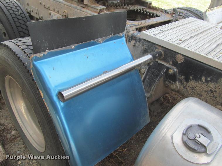 image for item J2561 2003 Peterbilt 379 semi truck