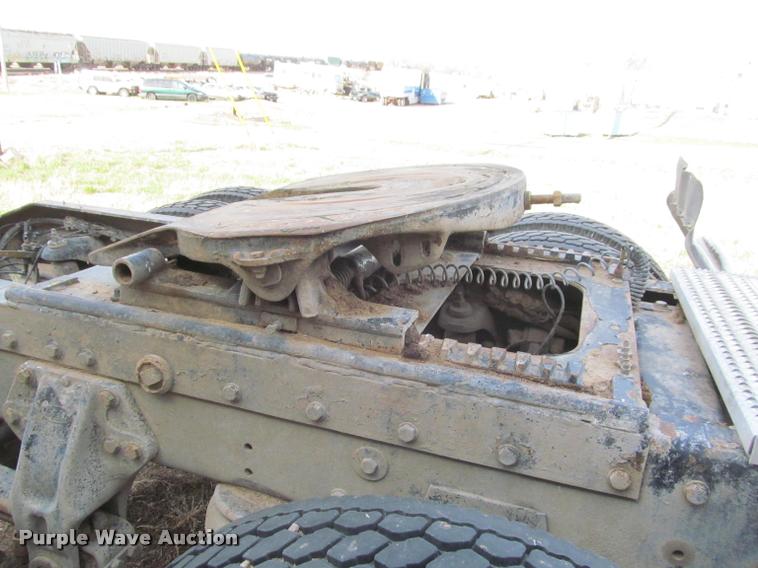 image for item J2561 2003 Peterbilt 379 semi truck