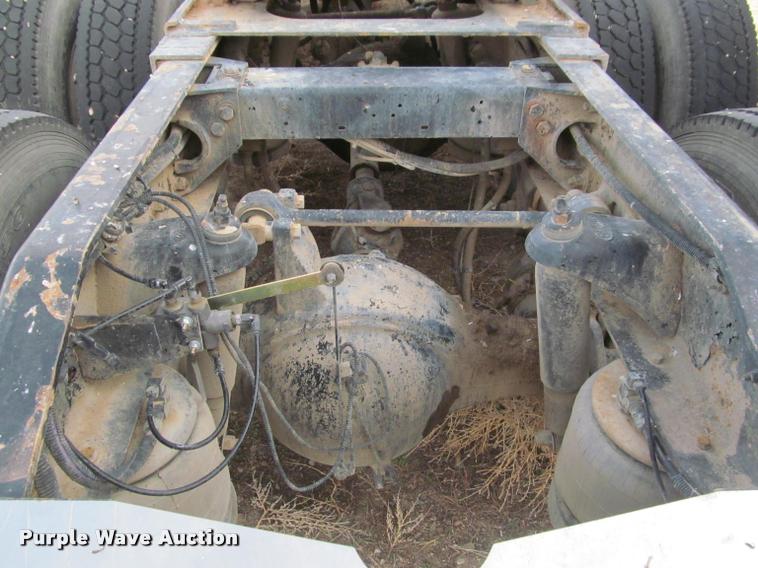 image for item J2561 2003 Peterbilt 379 semi truck