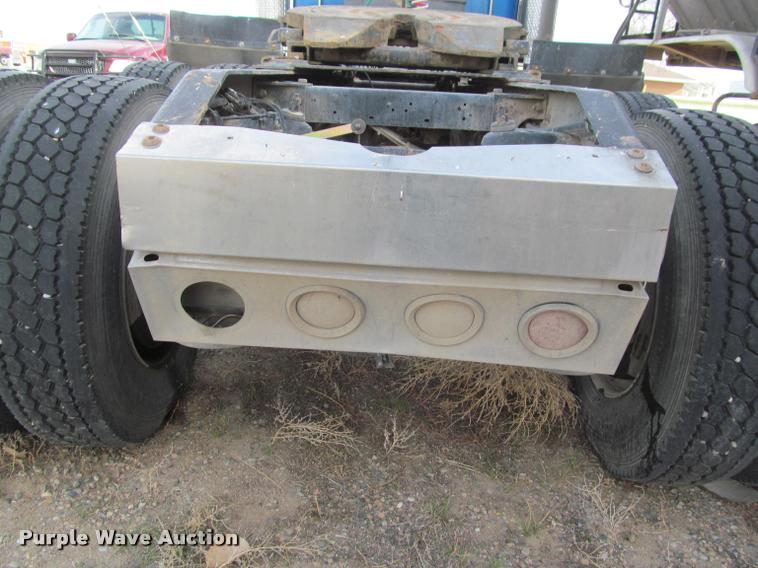 image for item J2561 2003 Peterbilt 379 semi truck