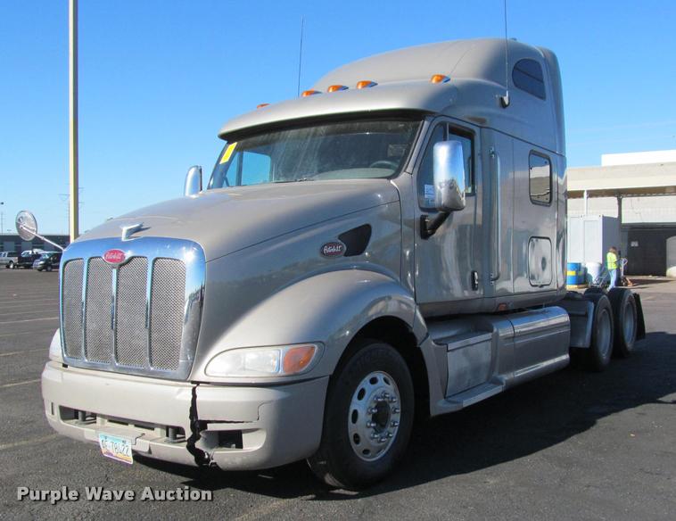 image for item J2611 2007 Peterbilt 387 semi truck