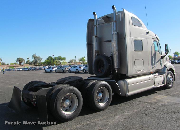 image for item J2611 2007 Peterbilt 387 semi truck