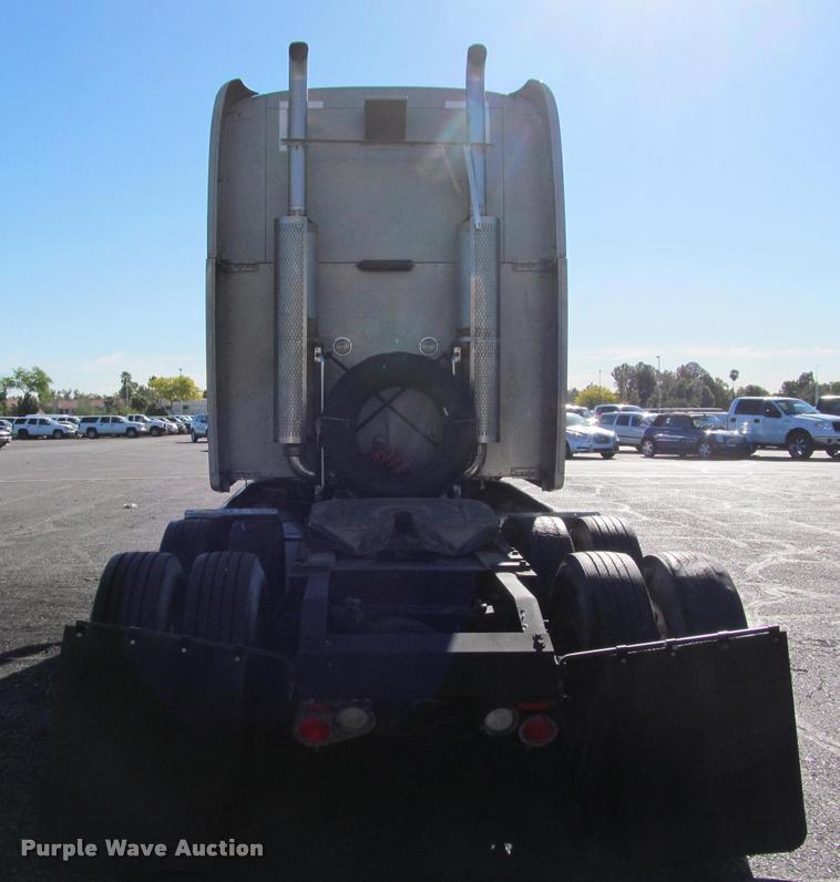 image for item J2611 2007 Peterbilt 387 semi truck