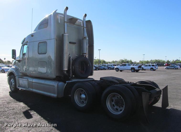 image for item J2611 2007 Peterbilt 387 semi truck