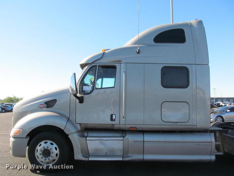 image for item J2611 2007 Peterbilt 387 semi truck