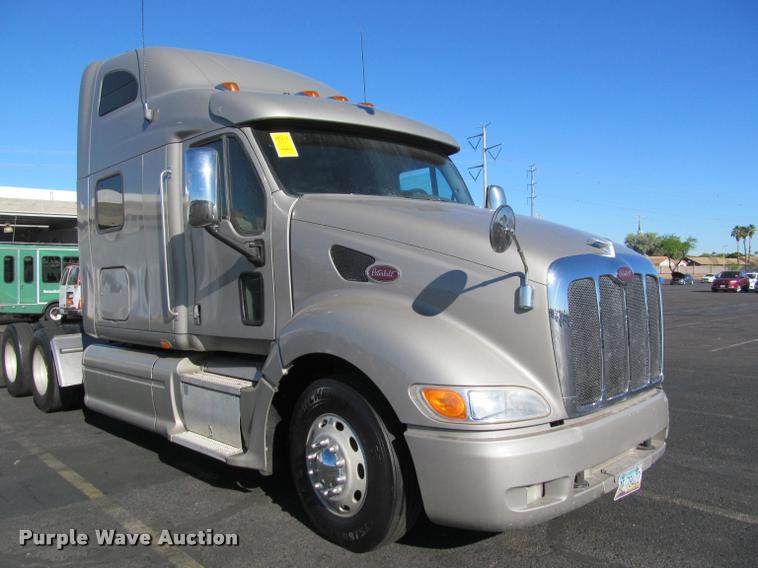 image for item J2611 2007 Peterbilt 387 semi truck