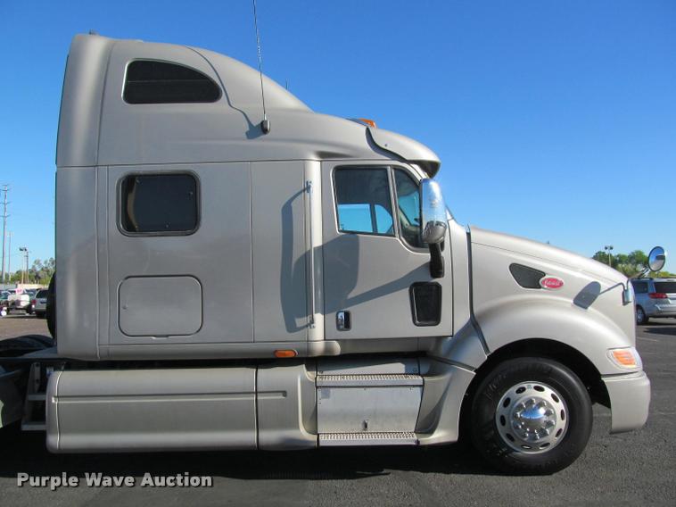 image for item J2611 2007 Peterbilt 387 semi truck