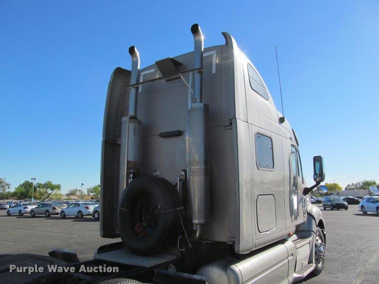 image for item J2611 2007 Peterbilt 387 semi truck