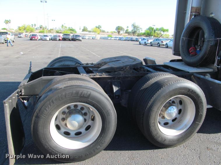 image for item J2611 2007 Peterbilt 387 semi truck