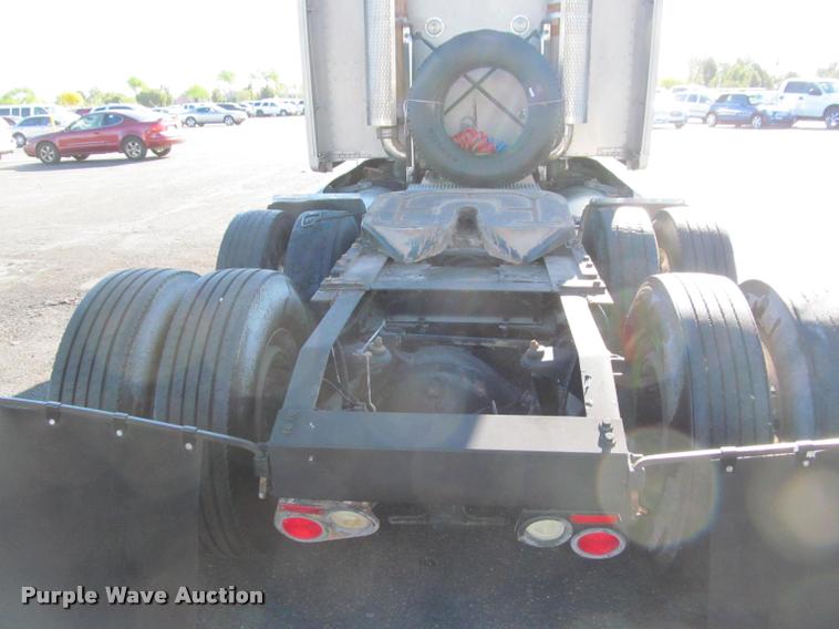 image for item J2611 2007 Peterbilt 387 semi truck