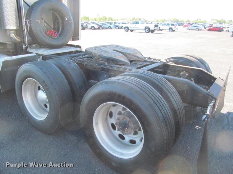 image for item J2611 2007 Peterbilt 387 semi truck