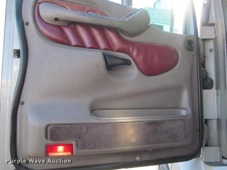 image for item J2611 2007 Peterbilt 387 semi truck
