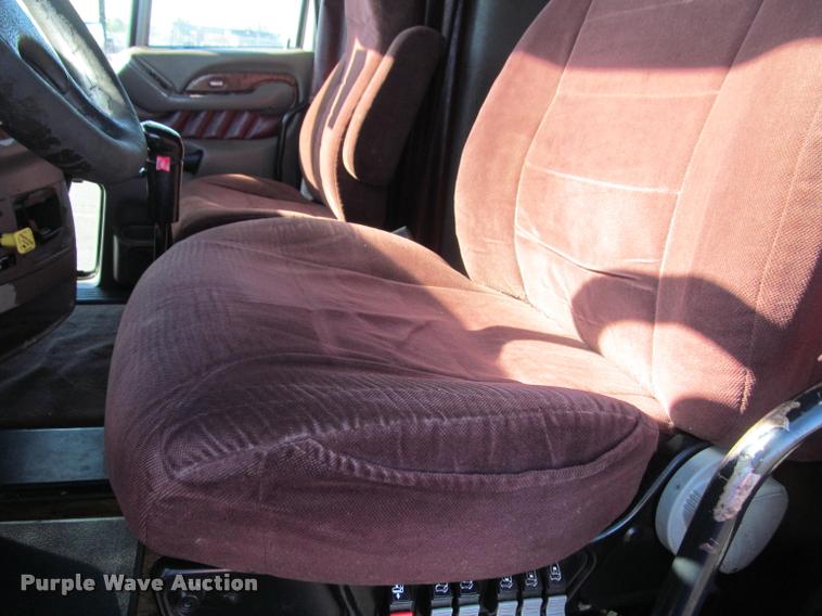 image for item J2611 2007 Peterbilt 387 semi truck