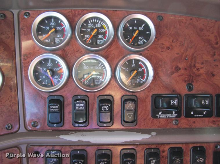 image for item J2611 2007 Peterbilt 387 semi truck