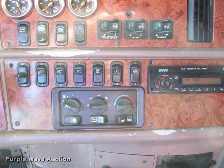 image for item J2611 2007 Peterbilt 387 semi truck