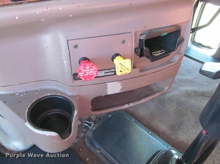 image for item J2611 2007 Peterbilt 387 semi truck