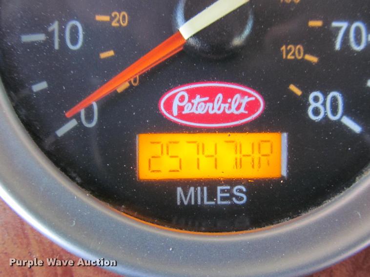 image for item J2611 2007 Peterbilt 387 semi truck